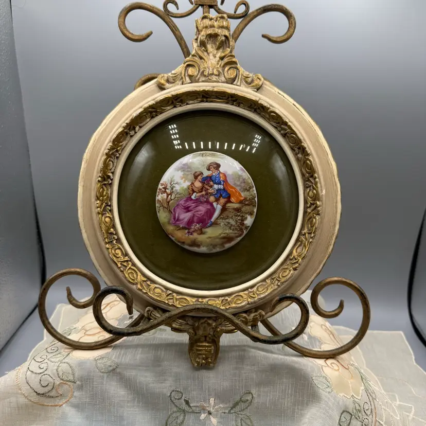Vintage Fragonard Courting Couple Porcelain Cameo Ornate Gold Resin Frame Plaque 7.3/4”x 10”