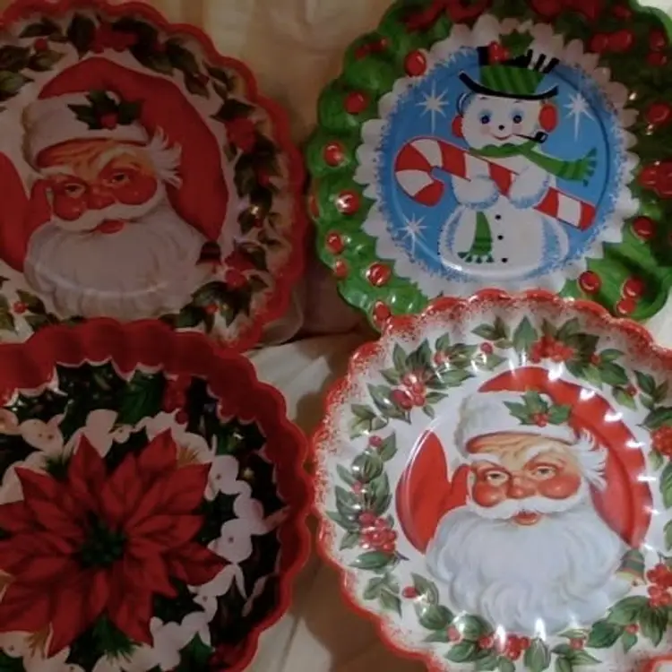 Christmas Vintage Round Plastic Trays, set of 4.   $12