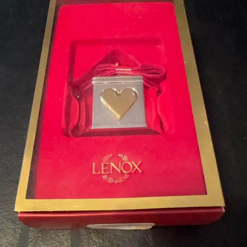 047. Williamsburg Mini Heart Box Ornament