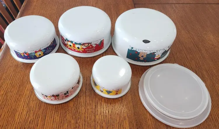 Vintage Enamelware Christmas Bowls "Here Comes Santa" with 2 Lids