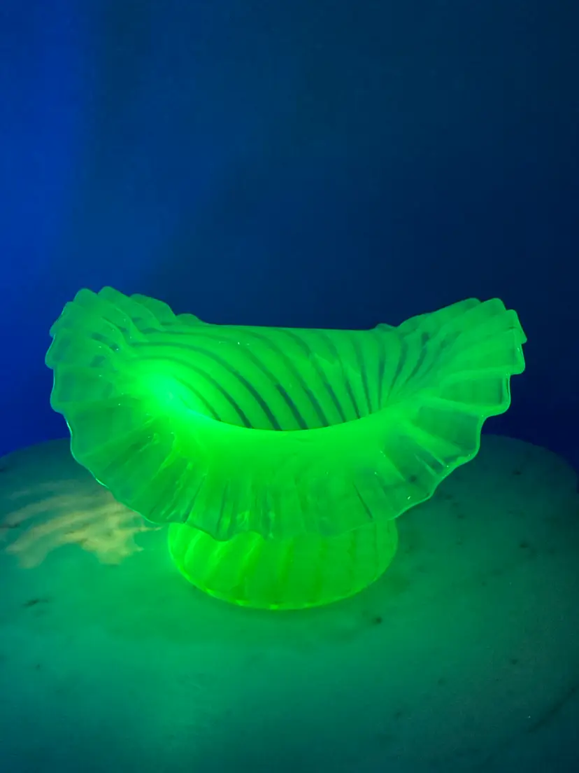 Vintage Fenton Spiral Optic Swirl Ruffled Top Hat Vase! Dates from the 1930s to the 1950s! 5 1/4” Wide x 3 3/4” tall! Has an internal crack! See pics! UV Reactive! Glow 😎