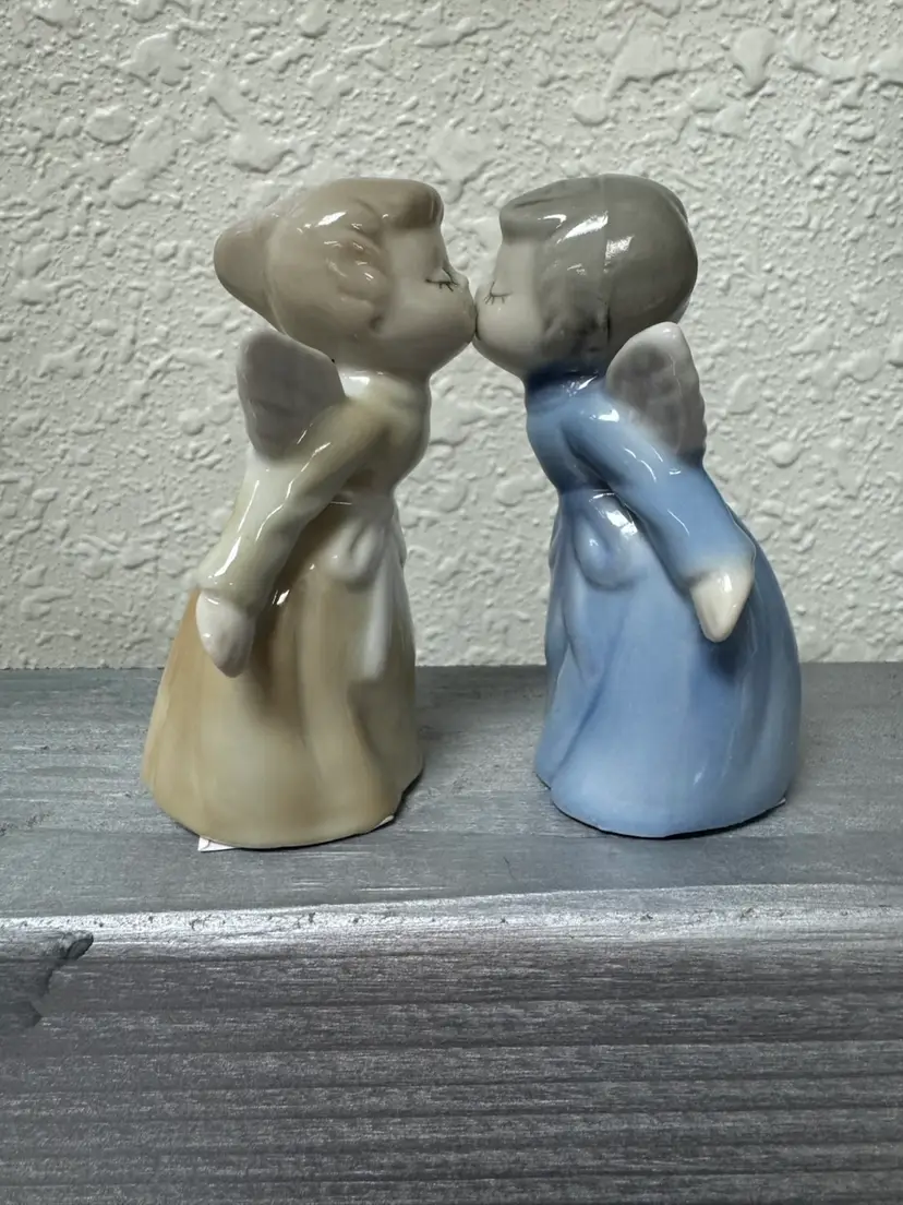A pair of kissing cherubs angels