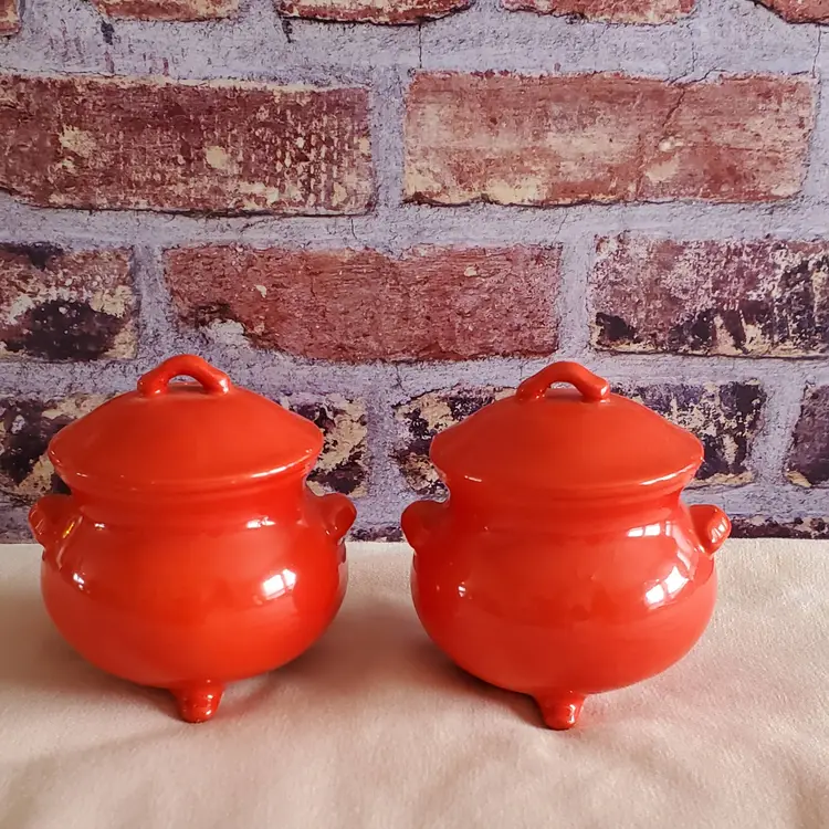 Vintage Lego Japan red ceramic bean pot/pot belly kettle salt and pepper shakers