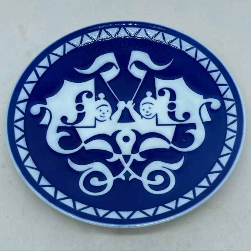 #1510 Royal Copenhagen Mother’s Day plate 1977 Denmark