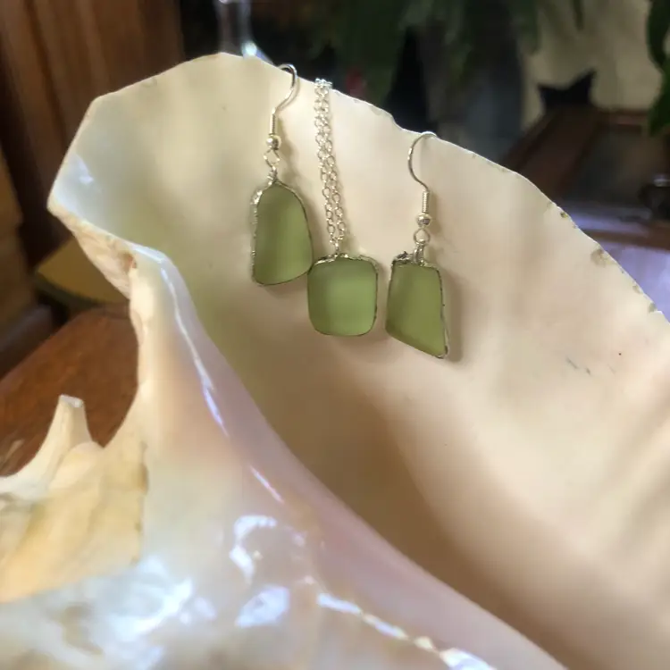 Oodelally Shop Erie Glass Artisan Made Pendant And Earrings Green Uranium Glass Glow Glass Handcrafted Jewelry Set