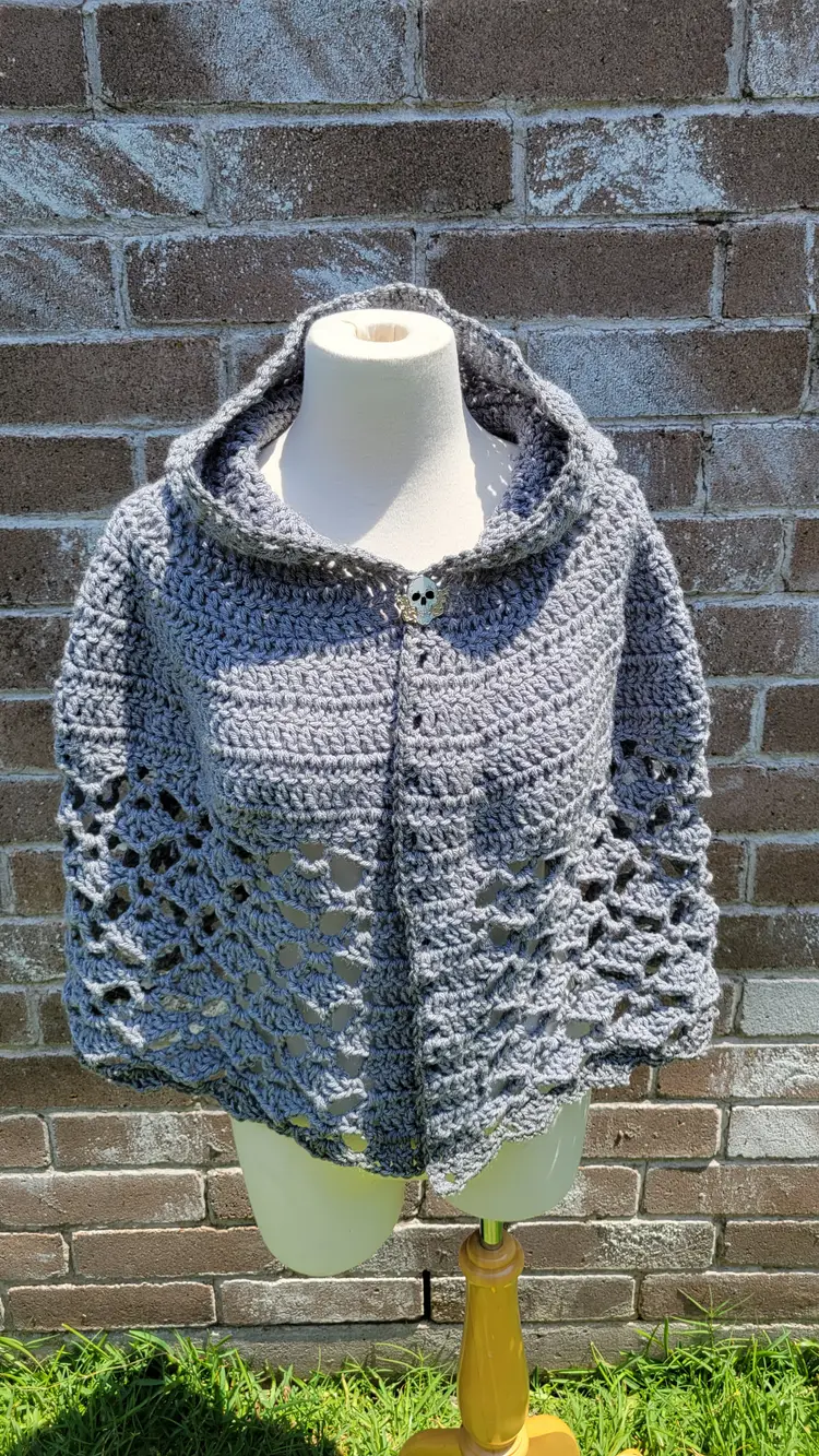 Crochet Capelet steel grey: Erendruid Veil of the Silent Watcher