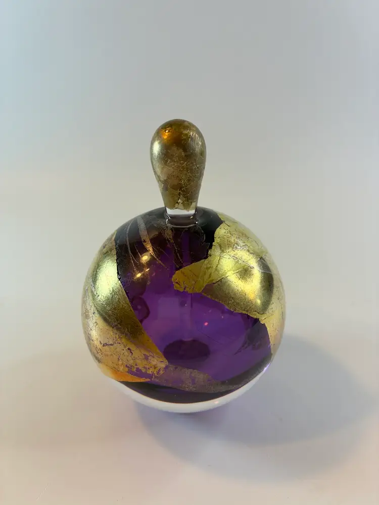 Matthew Buechner Thames Purple Art Glass Perfume Bottle With Gold Leaf Accents 4.25” T X 3” W