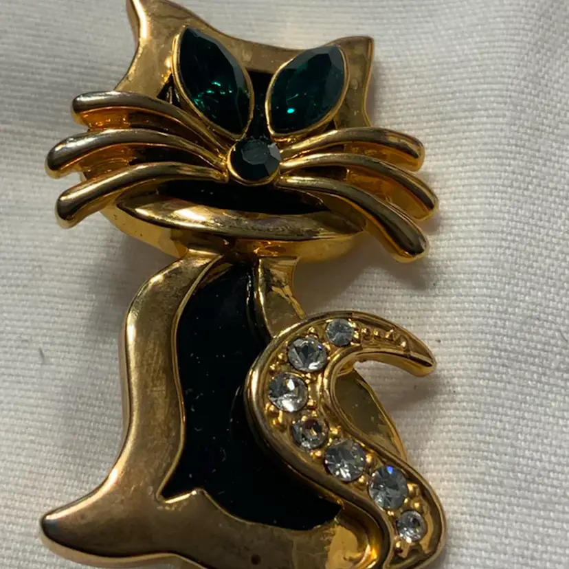 Cute Green Rhinestone Cat Brooch With White Rhinestone Tail