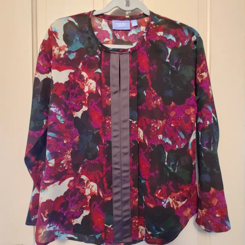 Top- Brand: Simply Vera Wang. Size Medium petite. Dark floral top. Material- 100% polyester. No callouts.