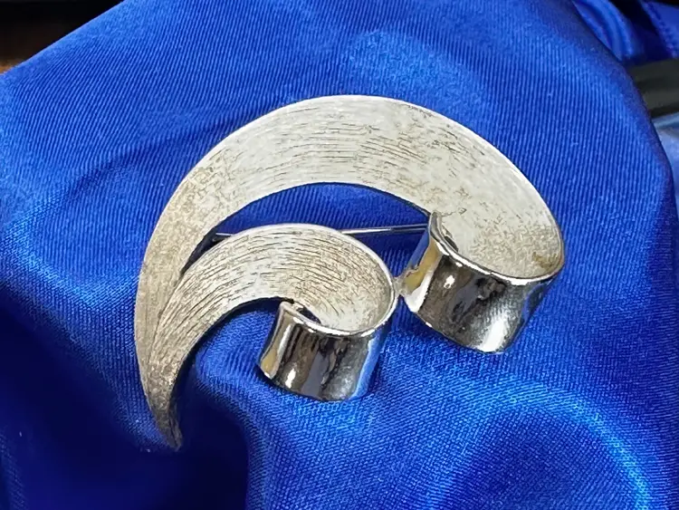 Vintage Crown Trifari Brushed Silver Tone Swirl Curl Ribbon Brooch