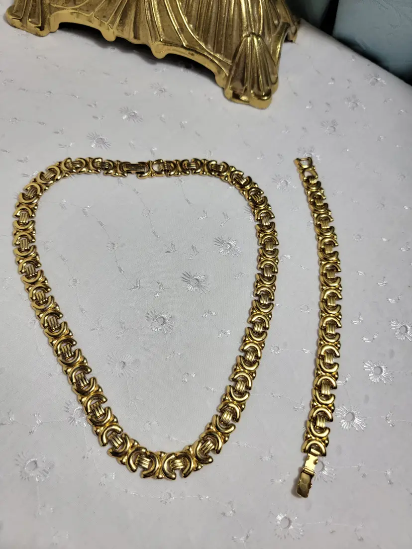 Vintage Avon goldtone necklace and bracelet set