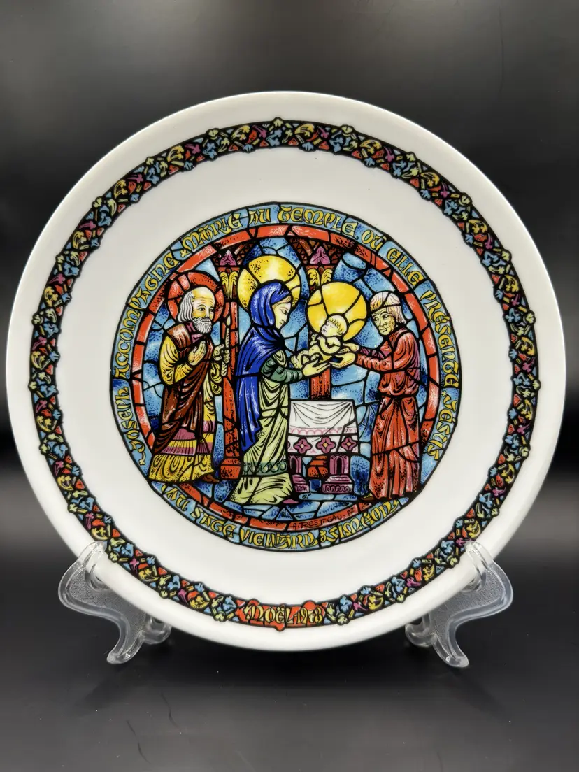 Vintage 1978 Noel Vitrail #4 : La Purification Christmas Holiday Porcelain Plate, By Henri D’Arceaul, Made In France