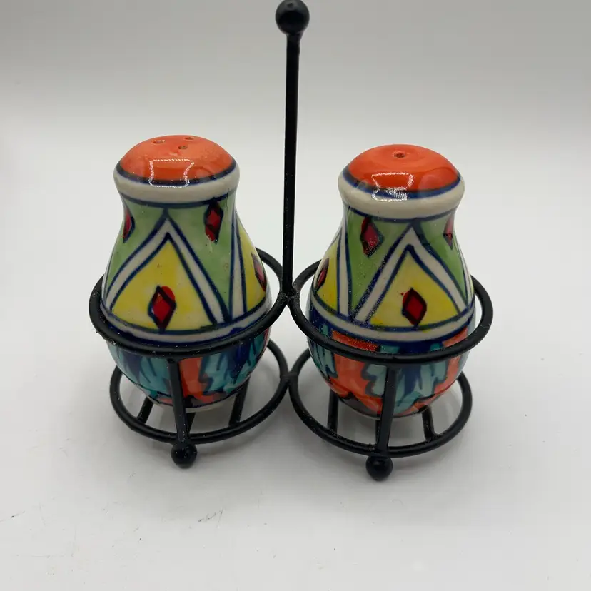 20-Salt And Pepper Shakers With Stand
