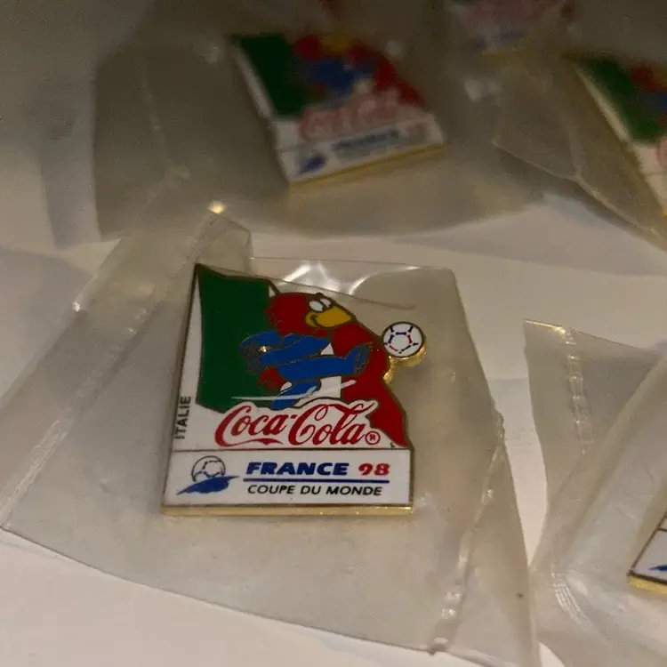 10 New Coca-Cola Italian France 98 Pins Coupe De Monde Italie, see pictures, and description