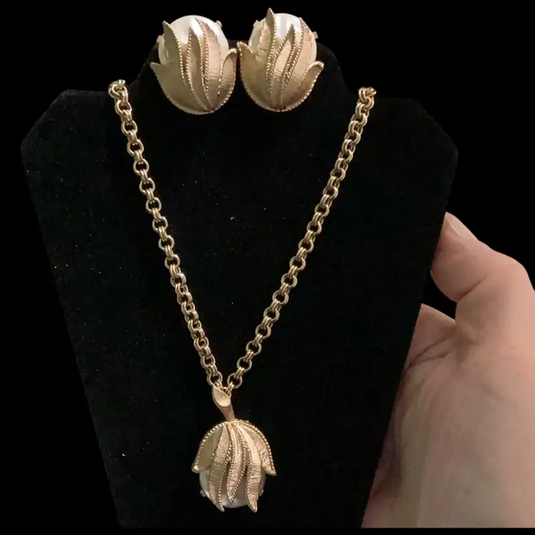 Vintage Goldtone Sarah Coventry.Goldtone Floral Flower With Faux Pearls. Necklace And Matching Clip On Earrings Set. Signed Sarah Coventry