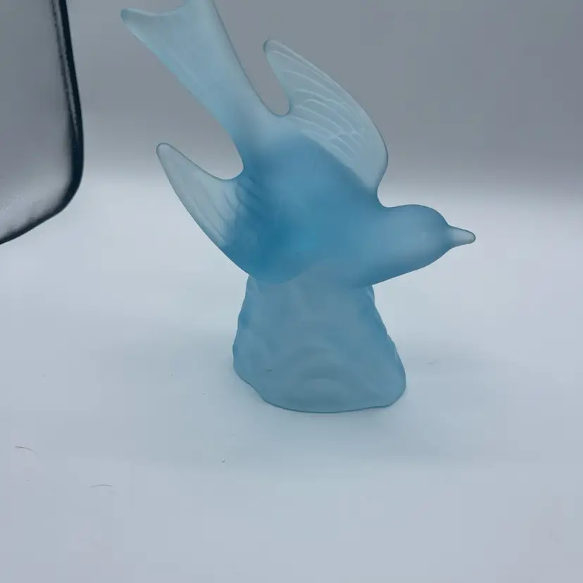 LE Smith Blue Frosted Glass Bird in Flight Statue Figurine Vintage Art Deco 8”