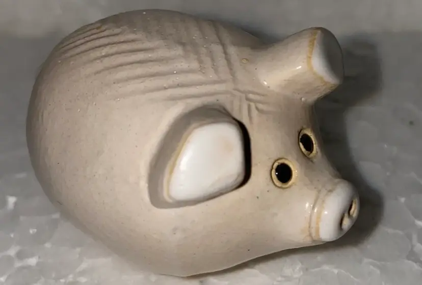 #02-Artesania Rinconada Miniature Pig Figurine