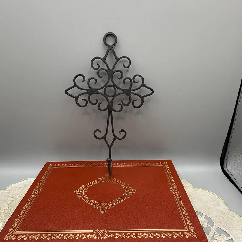 Vintage Wrought Iron Scroll Wall Decor – Rustic Ornate Hanging Key / Hook
9”x5.5”