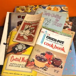 Lot Of 11 Cool Vintage Kitschy Kitchen Recipe Booklets.