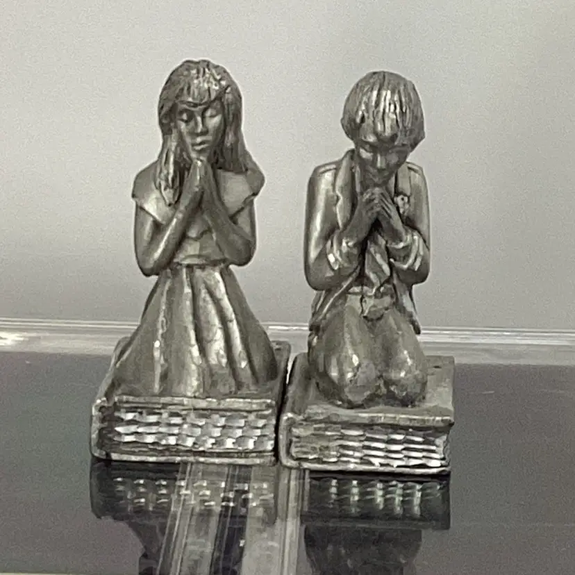 Masterworks Fine Pewter Boy And Girl Kneeling On Bible In Prayer