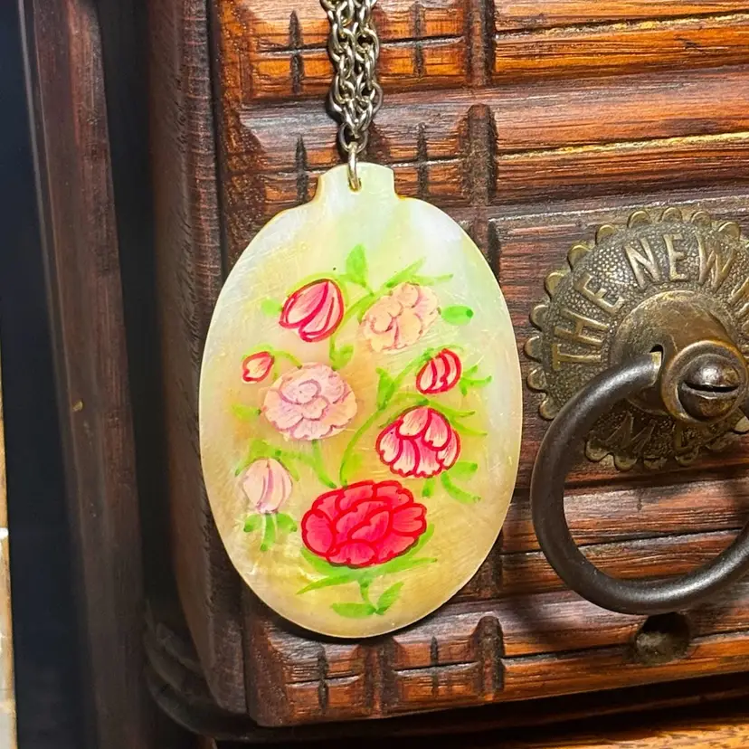 Vintage Hand Painted Shell Pendant Necklace 24”