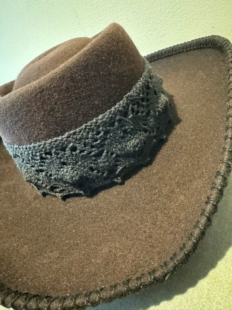 Vintage women’s brown cowboys hat from the 90s