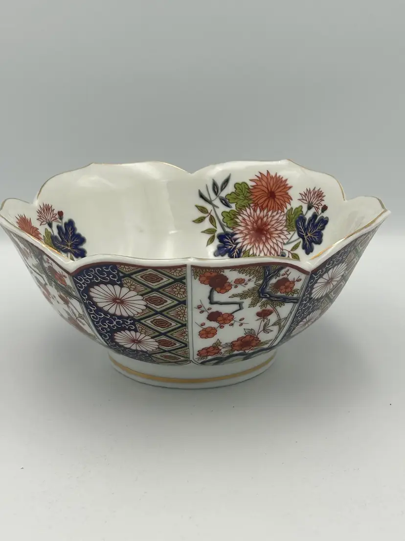 Vintage Japanese Floral Lotus Scalloped Edge Imari Porcelain Bowl