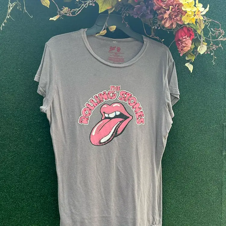 The Rolling Stones Women’s XXL 25 Inches Large T-Shirt. Pink Print And Tongue. Red Rhinestones On The Rolling Stones.