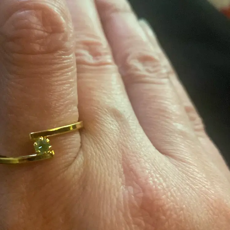 Goldtone Cross Over Tiny Green Center Stone Size 8 1/2