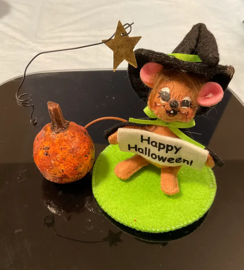 2013 AnnaLee Happy Halloween mouse, 4” tall, 3” across. Comes with resin pumpkin and star