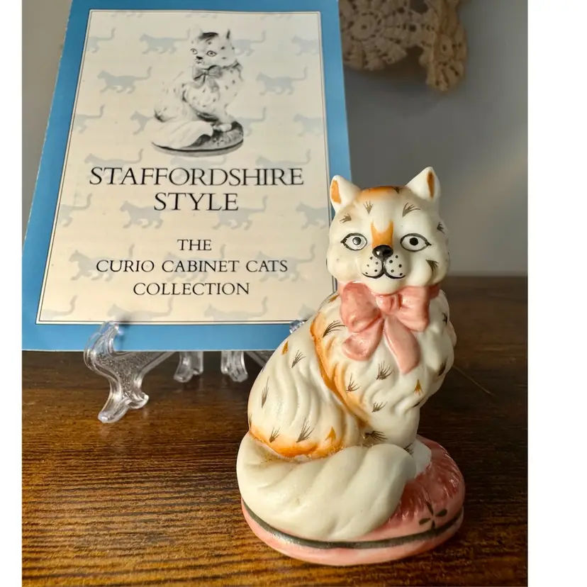 😻 2” Franklin Mint Curio Cabinet Cat figurine designed in the Staffordshire style