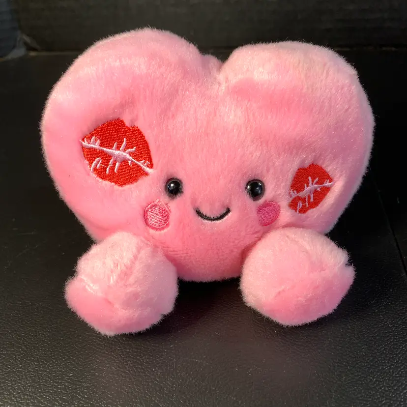 Palm Pals Plush "Kinsley Kisses Heart"