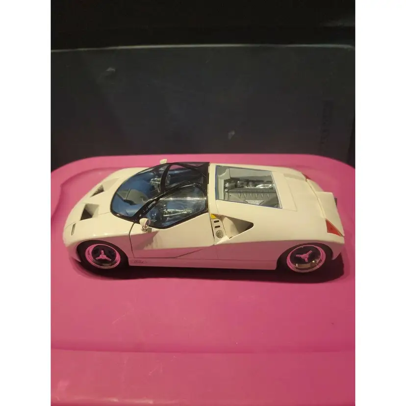 Maisto 1/18 Scale Diecast Ford GT90 (White)