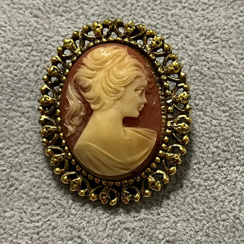 Vintage Gold Tone Cameo Brooch