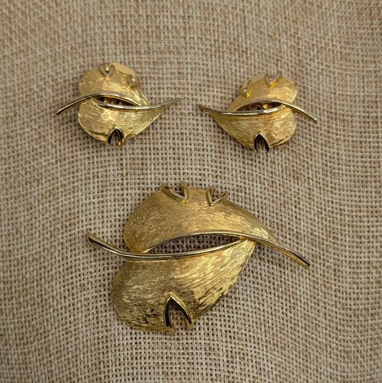 Vintage Fall Leaf Brooch & Clip On Earring Set Brushed Gold Tone Open Work