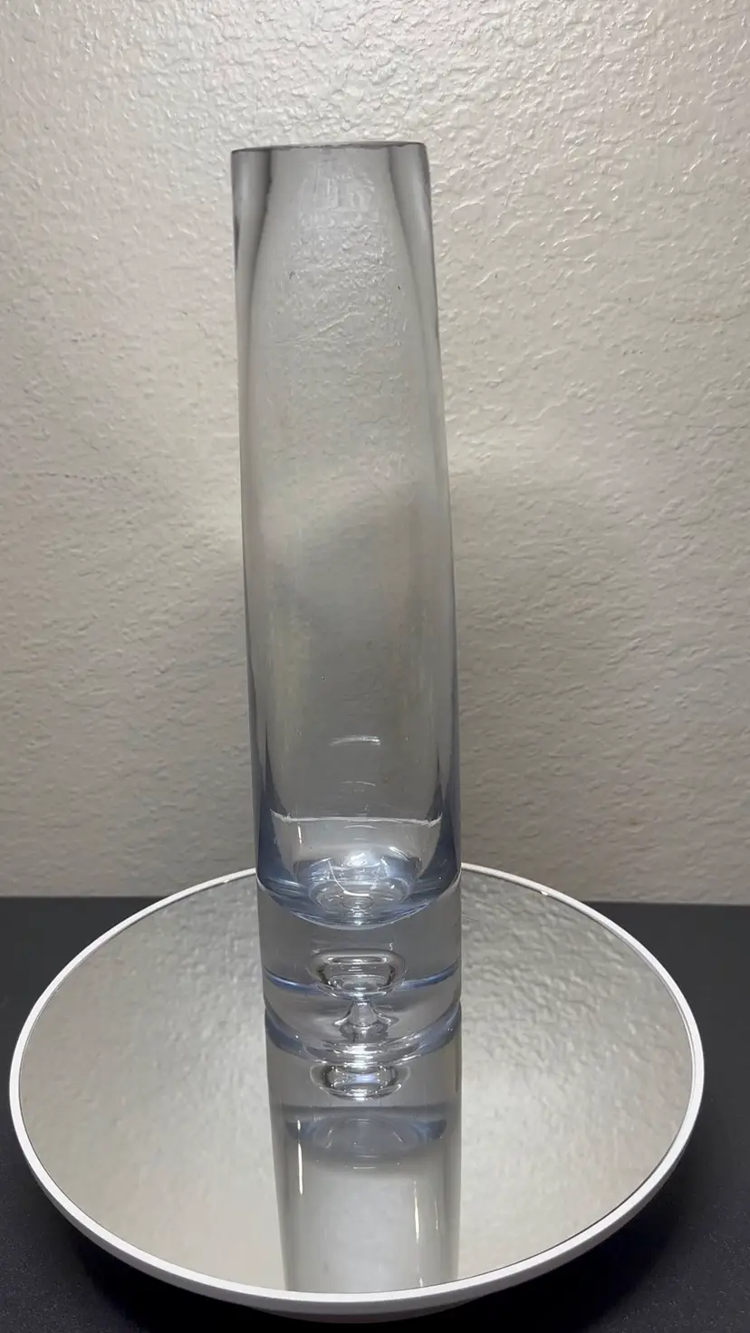 Clear Vase with Controlled Bubble