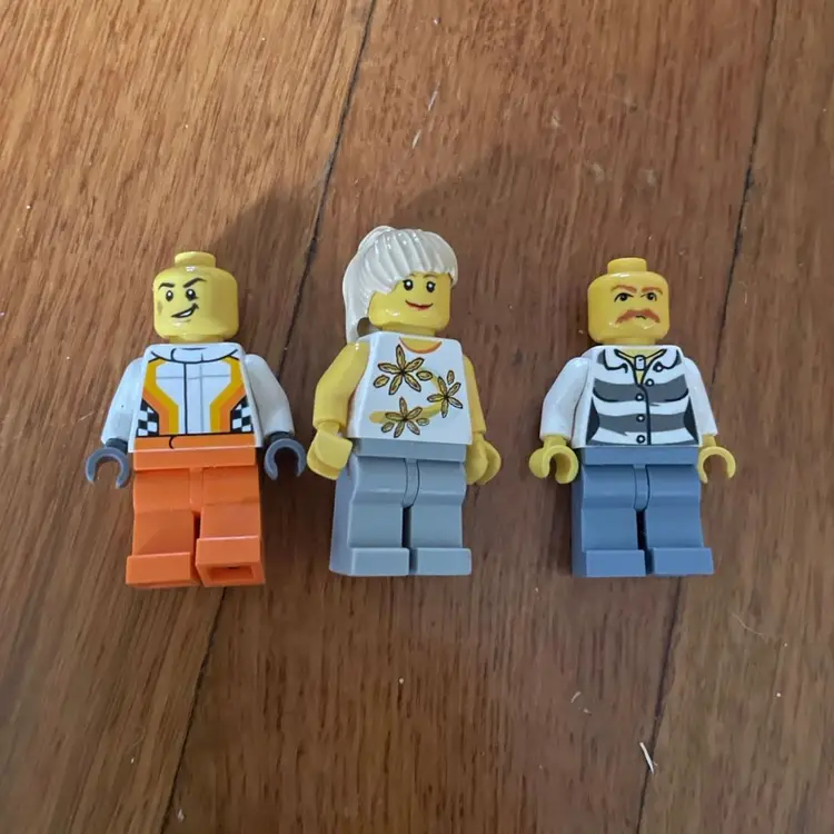 3 Lego People