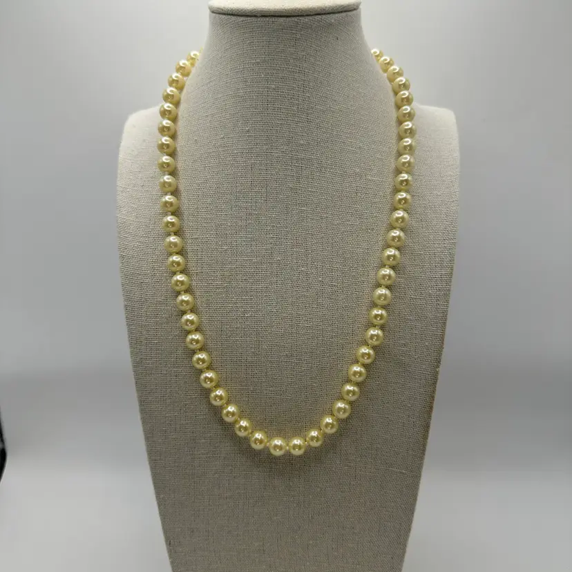 A082 - Avon Pearls (faux?) Necklace - 20 Inches