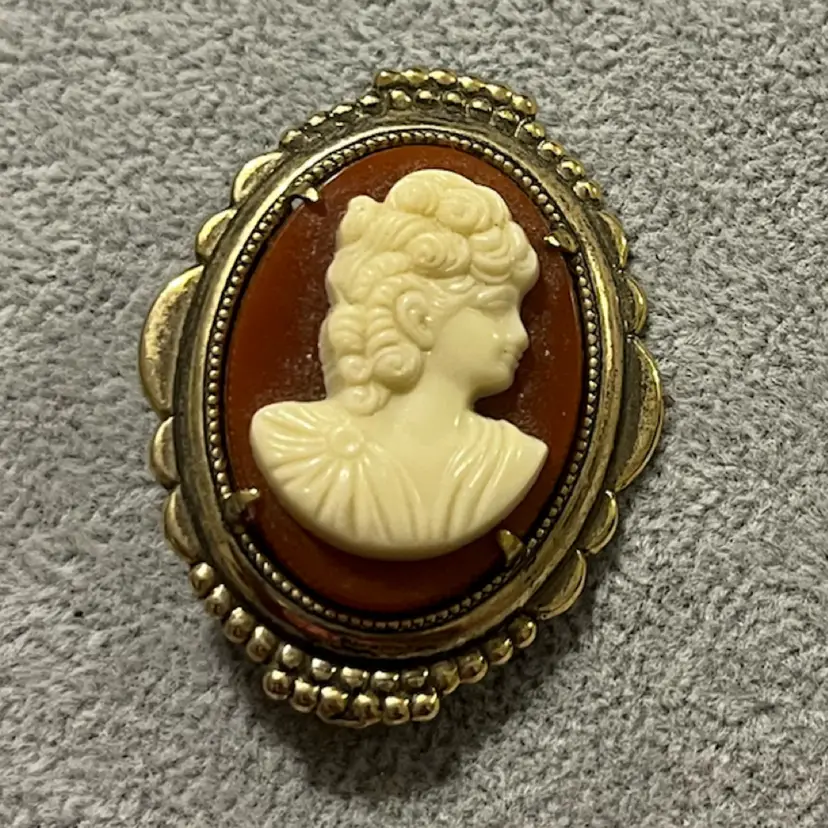Vintage Gold Tone Molded Cameo Brooch