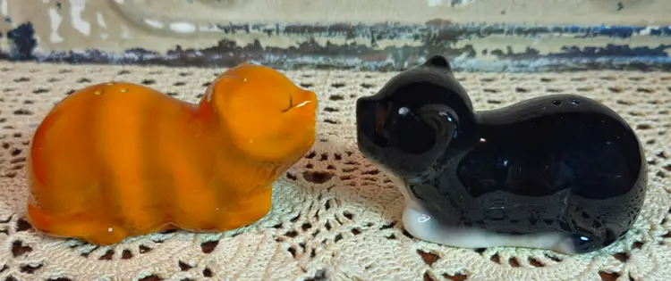 NIB Mwah Magnetic Ceramic Salt & Pepper Shakers Cat Theme Tabby Cats
