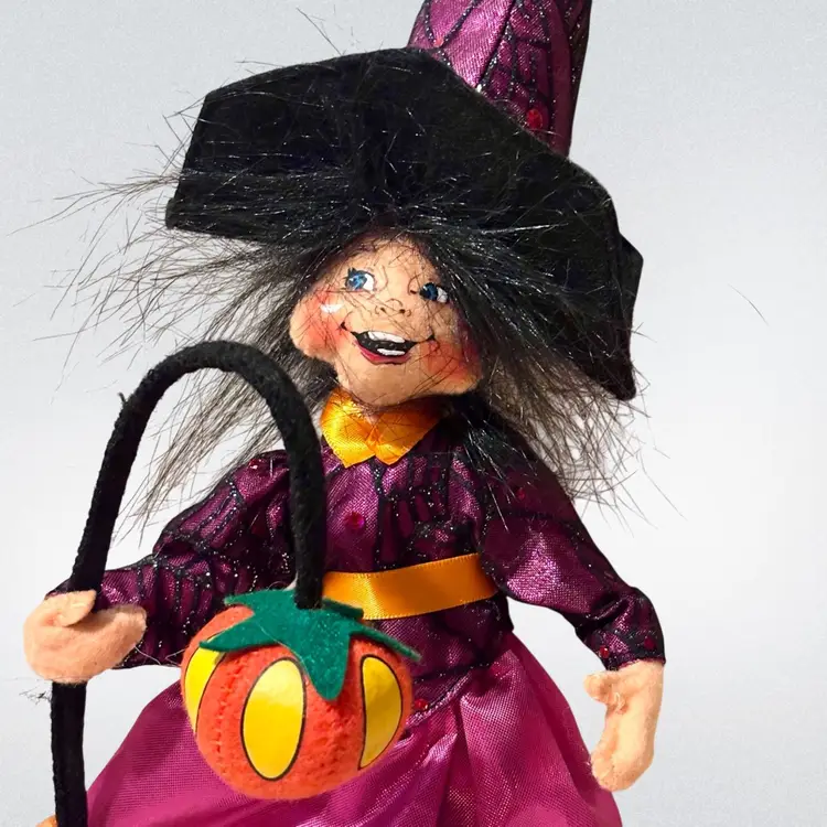 Annalee 11" Light the Way Witch with Pumpkin Lantern 2014