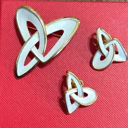 Rare Knot Infinity White Enamel TRIFARI CROWN Vintage Gold Brooch And Clip On Earrings