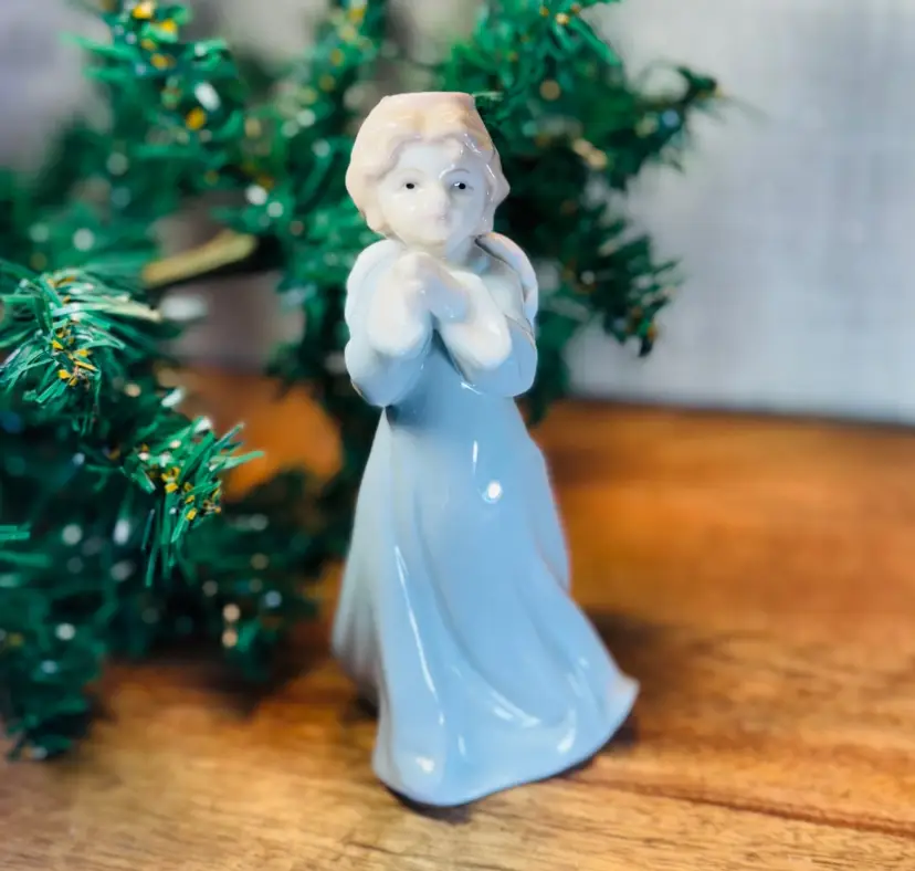 PRAYING ANGEL FIGURINE


Beautiful angel with praying hands

Stands approximately 6 inches tall

Tag on bottom says: "Formalities by Baum Bros. Made in China"

Excellent condition, no chips or cracks

Please see photos and message me with any questions