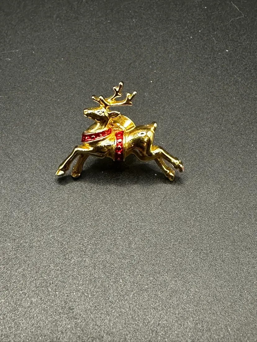 A118 - Avon Reindeer Christmas Pin