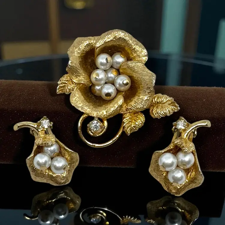 Rare Benedikt NY Flower Pearl Rhinestone Brooch Clip On Earrings Set  Gold VTG