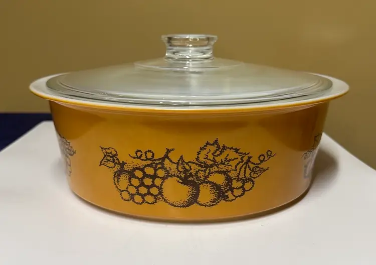PYREX OLD ORCHARD 664 BIG BERTHA 4-QUART CASSEROLE WITH LID Vintage