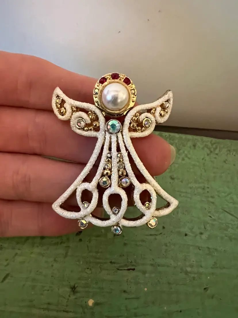 Vintage Rhinestone Angel Brooch. Glitter, Faux Pearls, Aurora Borealis Christmas Pin