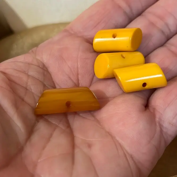 4 Toggle Bakelite Buttons 1 Apple Juice, 3 Butterscotch Tested