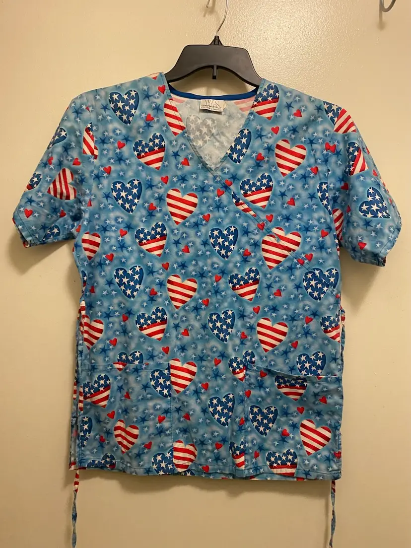 White Swan Womens Patriotic Scrub Scrubs Top Shirt S 40” US Flag Hearts On Blue