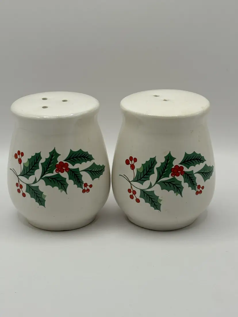 Vintage Christmas Holly Berries Salt & Pepper Shakers, Alco Industries Of NY, Made In Taiwan